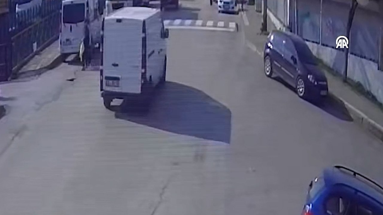 Ehliyetsiz sürücünün lise öğrencisine çarptığı kaza güvenlik kamerasında