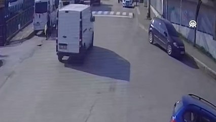 Ehliyetsiz sürücünün lise öğrencisine çarptığı kaza güvenlik kamerasında