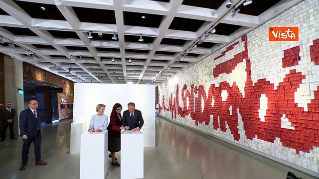 Von der Leyen e Donald Tusk omaggiano il Muro della libert? a Danzica