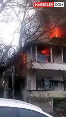 Küçükçekmece'de 2 katlı binada yangın! Mahsur kalanlar var