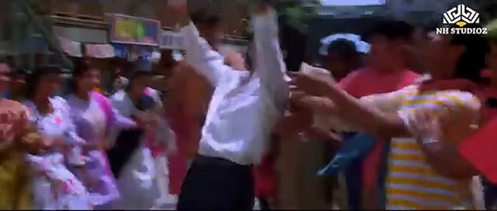 Raju Ban Gaya Gentleman [Title Song] / Raju Ban Gaya Gentleman (1992) / Shahrukh Khan , Nana Patekar,Kumar Sanu, Jolly Mukherjee, Sudesh Bhonsle, Sadhana Sargam