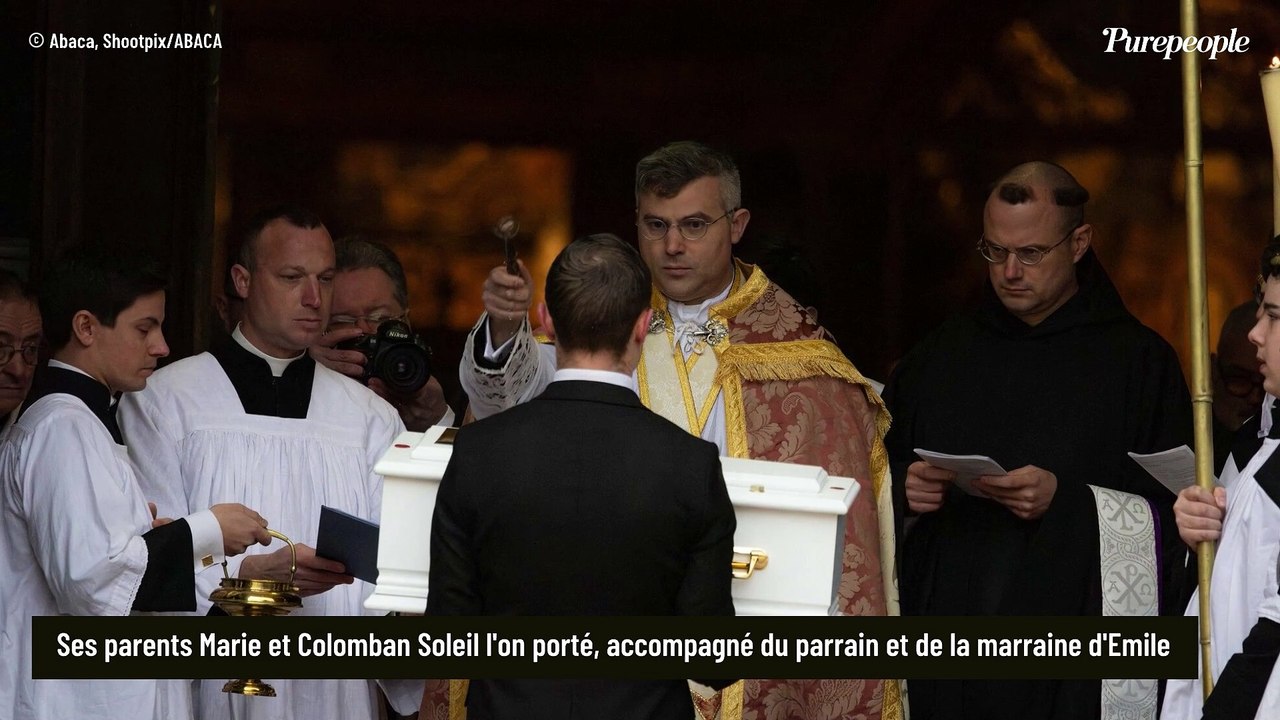 Le petit Emile accueilli et porté par sa famille à l'église, ses parents Marie et Colomban Soleil accompagnés d'autres proches