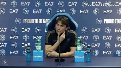 Napoli, gaffe di Conte in conferenza: "Io sono bianco o nero... Anzi no!"