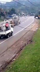 Niña casi es arrollada al cruzar sola la carretera CA-5 en Santa Cruz de Yojoa