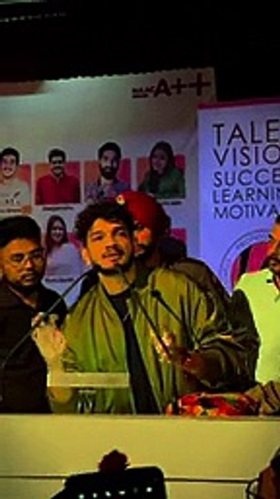 Munawar_Faruqui_Shayri_#munawarfaruqui_#munawarfaruquicomedy(144p60 HDR)