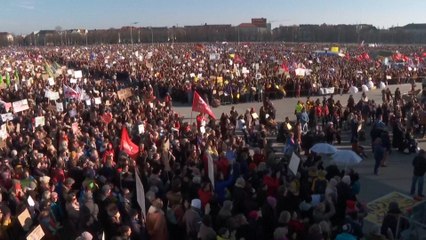 Hundreds of thousands turn out for Munich anti-right demonstration