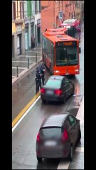 Parma, cerca di scappare al controllo della municipale e con l'auto travolge un vigile. Arrestato