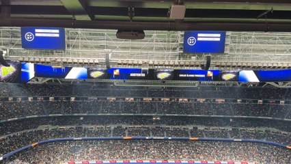 Pitos al conjunto arbitral en su salida al Bernabéu