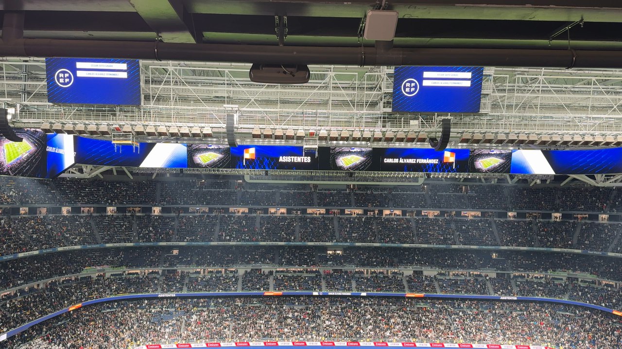 Pitos al conjunto arbitral en su salida al Bernabéu