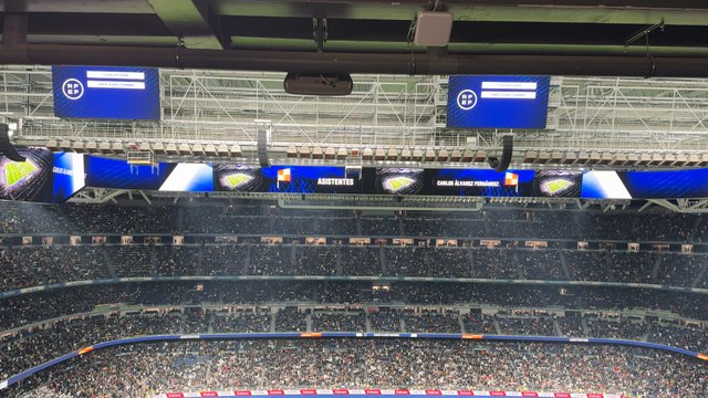 Pitos al conjunto arbitral en su salida al Bernabéu