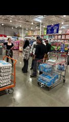 Pelean por huevos en Costco de Estados Unidos
