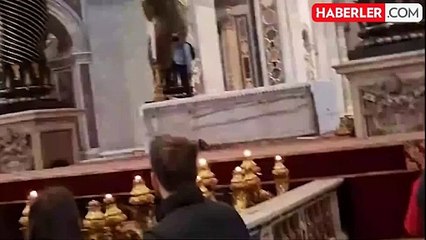 Vatikan'daki Aziz Petrus Kilisesi'ne saldırı: O anlar kameralarca kaydedildi