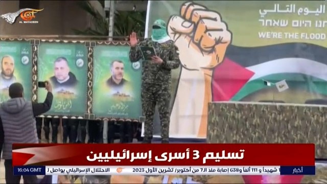 القسام تسلم الأسرى للصليب الأحمر في دير البلح بحضور عسكري لافت