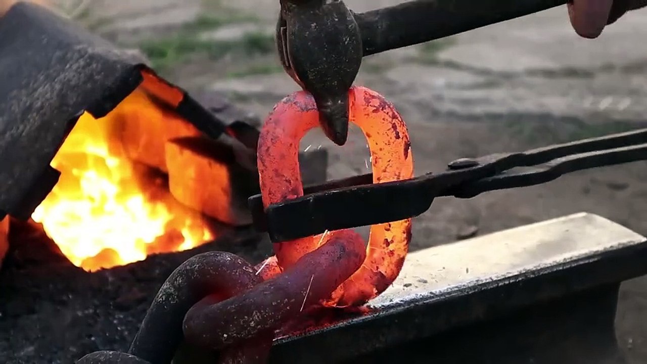 Forging a WAKIZASHI out of Rusted Iron CHAIN #DIY #diyproject #forging #blacksmith #making #handmade #viral