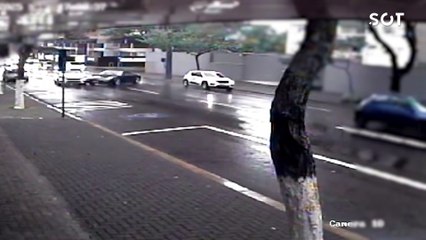 Porsche invade colégio no Centro de Cascavel; condutor é procurado