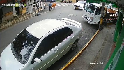 Una vaca provocó un accidente en Envigado al atropellar a una mujer de 75 años cerca del parque