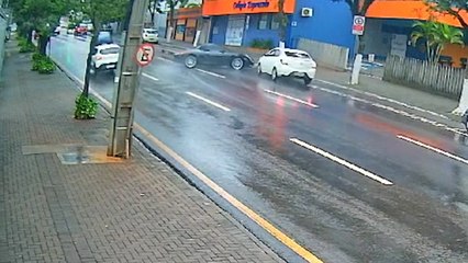 Por outro ângulo, vídeo mostra Porsche atingindo colégio em Cascavel