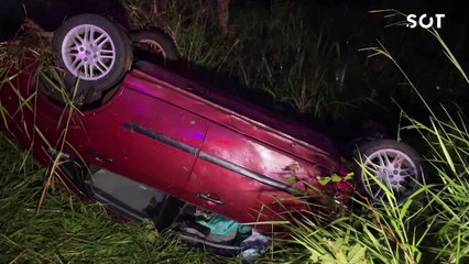 Condutor fica ferido após veiculo sair da pista e capotar na BR-369 em Cascavel