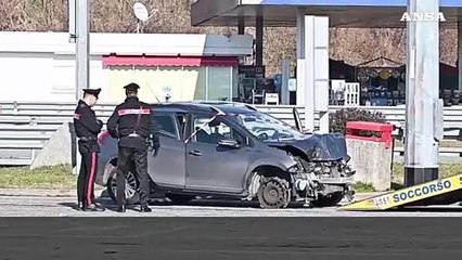 Agenti feriti a martellate, auto privata colpita da un proiettile