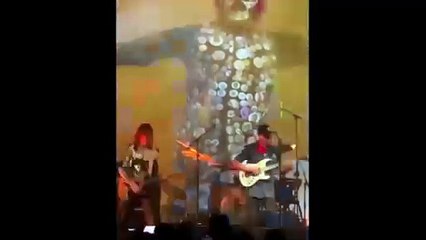 Thomas Raggi (dei Maneskin) suona allo show di Tom Morello in California