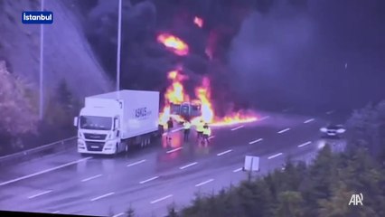 Sarıyer'de plastik ham madde yüklü tır yangında kullanılamaz hale geldi