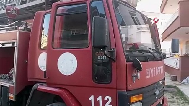 Yangında evleri küle döndü, kurtarılan kedilerinin yanında gözyaşı döktü