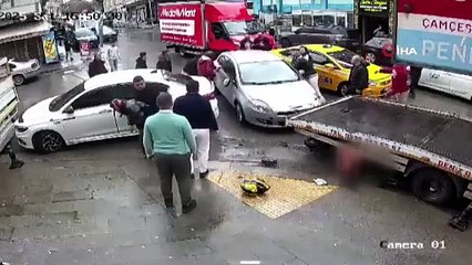 Aynasını kıran motokuryenin üzerine aracını sürdü... Feci anlar kamerada