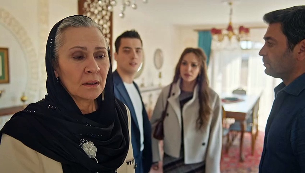 Uzak Şehir'in sevimli oyuncusu sette neşe saçıyor! Dizi ekibi öpmeye doyamıyor