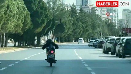 Yatarak motosiklet süren ehliyetsiz sürücüye ceza yağdı