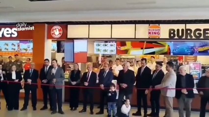 İsrail'e destek veriyor' denilerek boykot edilen Burger King dualarla açıldı, AKP'li başkan konuşma yaptı