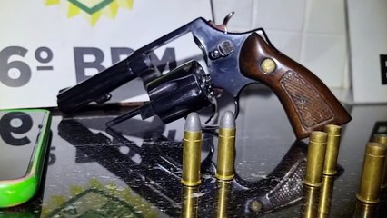 Após denúncia de disparos, homem é preso em posse de revólver e por embriaguez ao volante