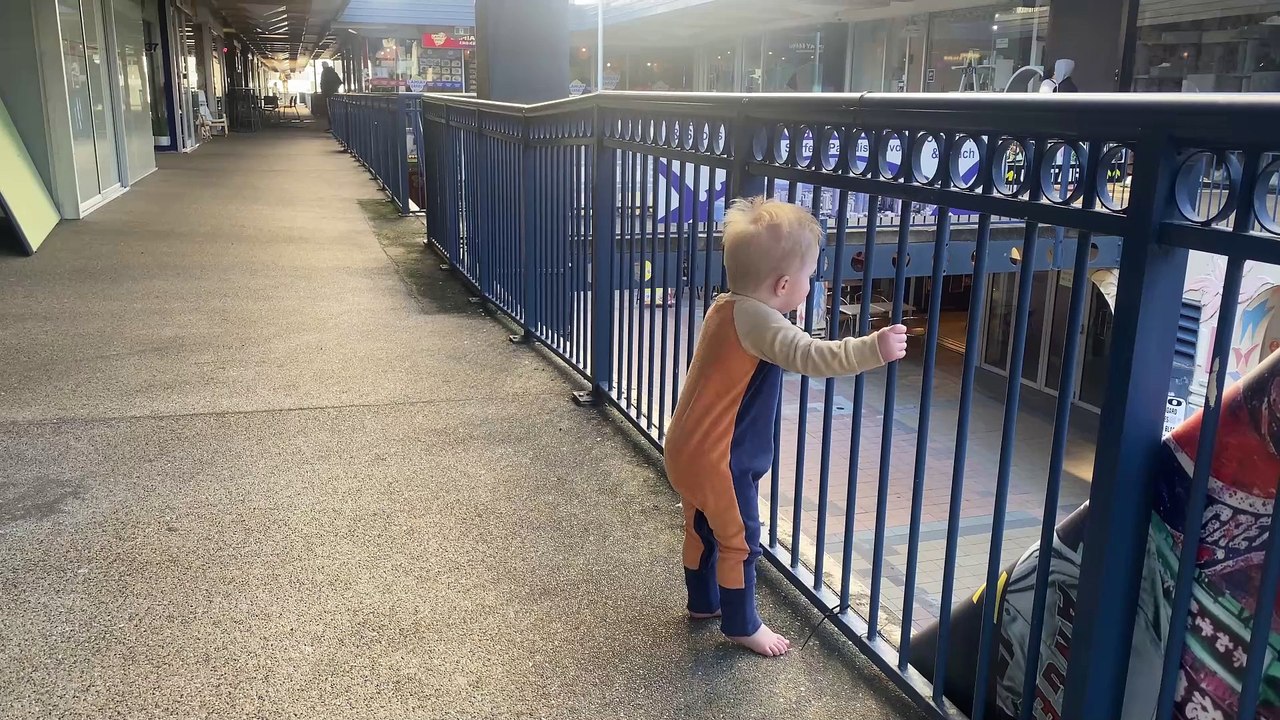 ENJOYING A LOOK-AROUND SURFERS PARADISE ||