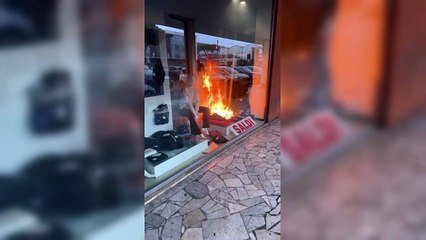 Marina di Carrara, incendio in un negozio di abbigliamento sportivo