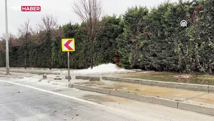İSKİ'ye ait su borusu patladı: Yol göle döndü, trafiğe kapatıldı