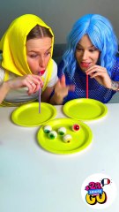 La Bataille des Yeux en Gelée ! 🍬⚡️JEU DE NOURRITURE 🤩