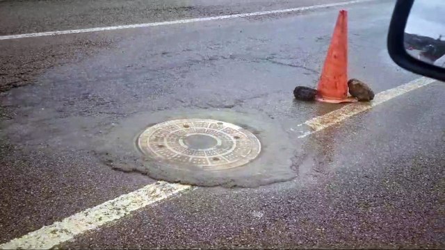 Sinop’ta tıkanan rögar sebebiyle atık suları yola aktı