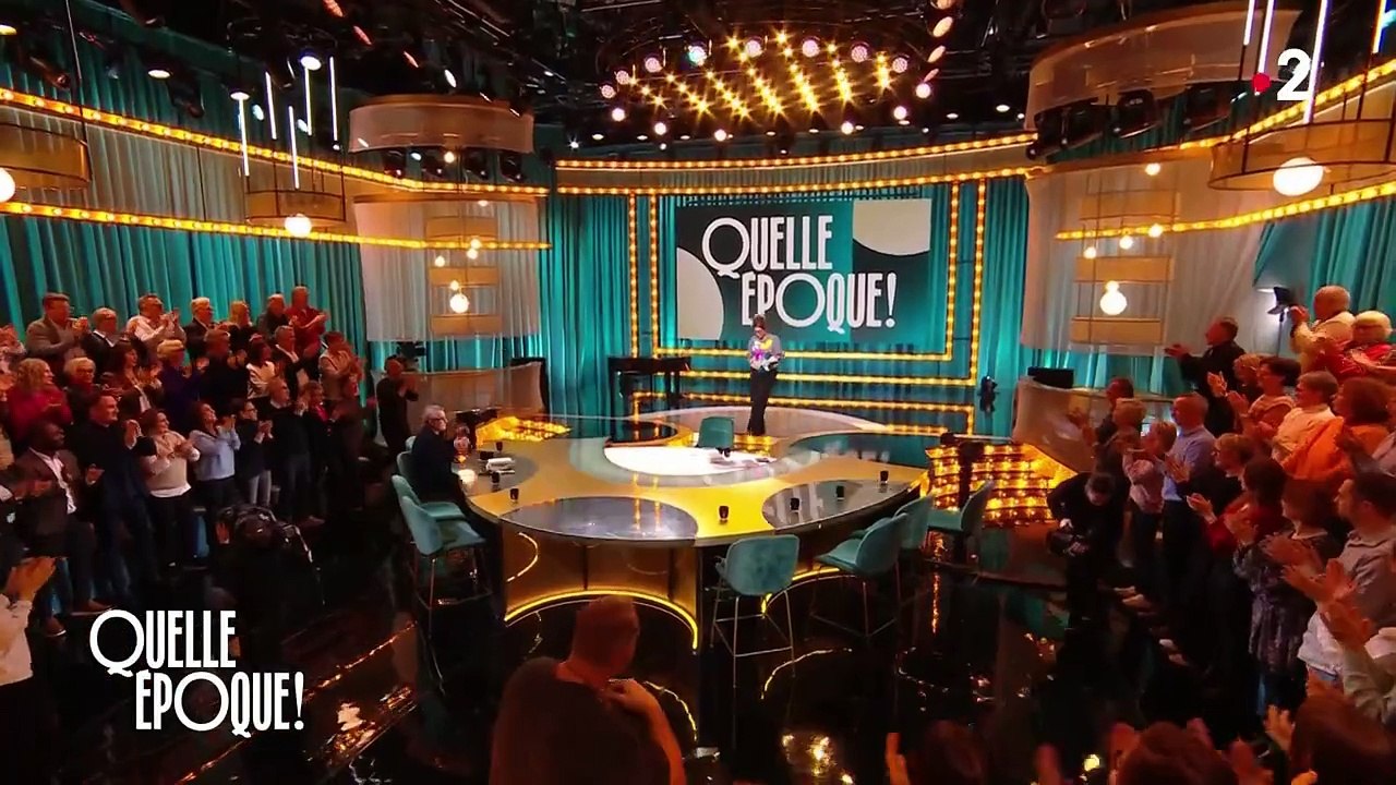 Animatrice de l'émission "Quelle Époque !" depuis 2022, Léa Salamé a surpris les téléspectateurs mais aussi Christophe Dechavanne, fidèle acolyte de l'animatrice, avec un look très working girl. Léa Salamé dans "Quelle Époque !" sur France 2