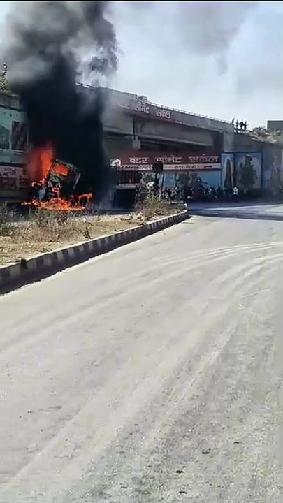 ट्रेलर में लगी आग, जिंदा जला चालक