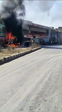 ट्रेलर में लगी आग, जिंदा जला चालक