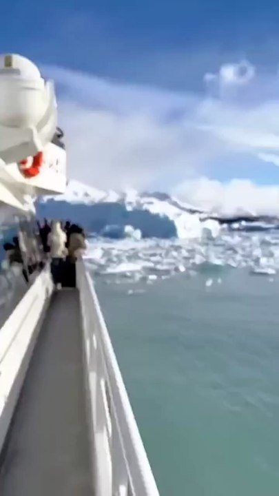 Un Iceberg se retourne en Argentine... impressionnant