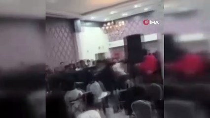 Düğünde sahne anlaşmazlığı kavgasında sandalyeler havada uçtu
