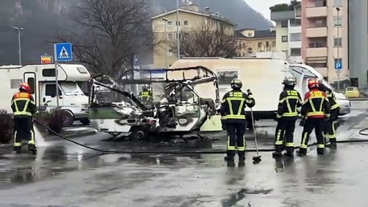 Bolzano: ancora una roulotte in fiamme nel parcheggio di via Maso della Pieve