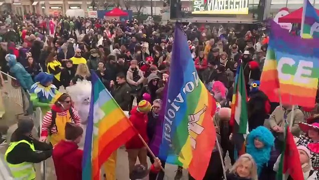 Carnevale di Viareggio 2025, via al primo corso: in migliaia in Passeggiata