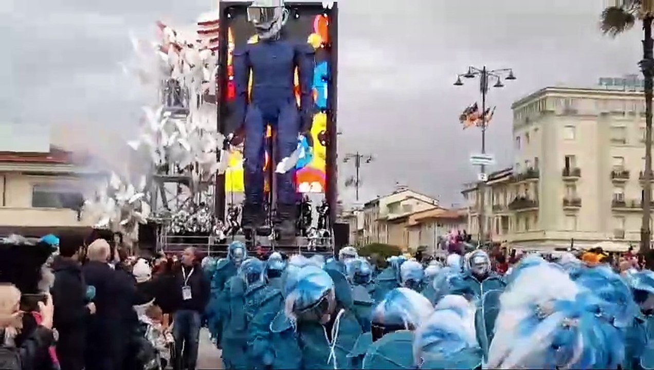 Carnevale di Viareggio 2025, il primo carro a sfilare è "Social" di Massimo Breschi