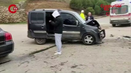 Minibüs ile hafif ticari araç çarpıştı: Yaralılar var!