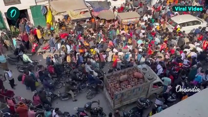 Mahakumbh 2025: ट्रेन के इंजन में घुसी भीड़,बाहर खड़ा पायलट देखता रह गया |Prayagraj|वनइंडिया हिंदी