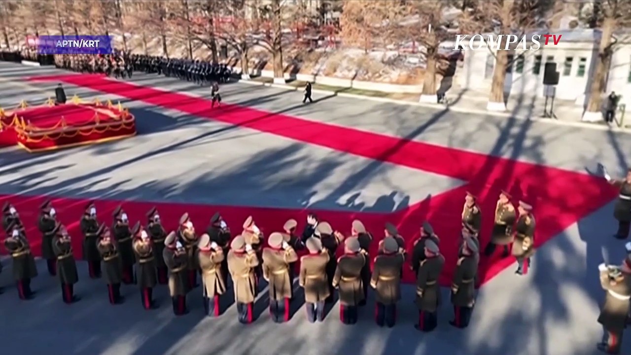 Gaya Kim Jong Un Saksikan Parade Militer Peringatan Tentara Rakyat Korut