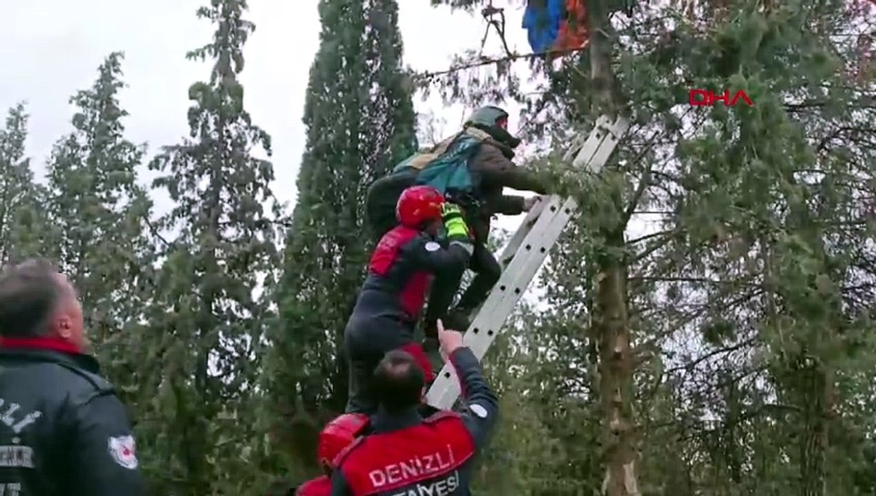 Pamukkale'de paraşütü ağaca takılan pilotu itfaiye kurtardı