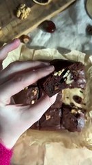 Brownie aux noix   - 200 g de chocolat noir - 110 g de beurre salé - 100 g de cassonade  - 3 oeufs - 60 g de farine - 100 g de noix