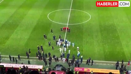 Sahadan çekilen Adana Demirspor'un teknik direktörü topu başkana attı